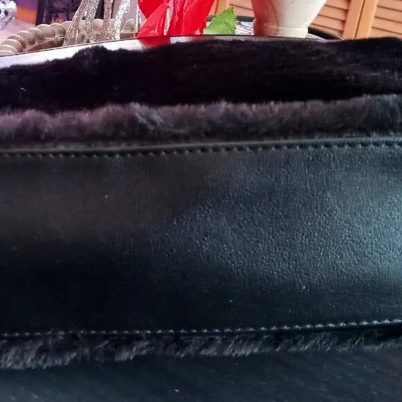 💗Victoria’s Secret Faux Fur Stud Large Wristlet/Clutch Handbag w/Floral Strap💗 - Picture 15 of 15